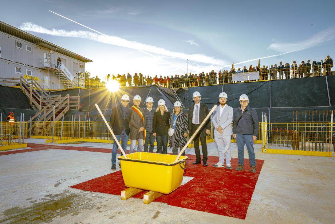 Pose de la première pierre de la future école des Grands Esserts
